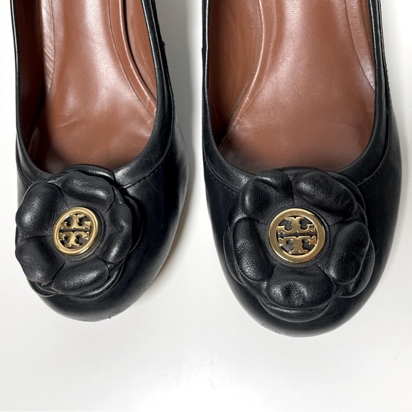 Tory Burch Black Leather Block Heel Floral Emblem Size 9.5M - Picture 2 of 11